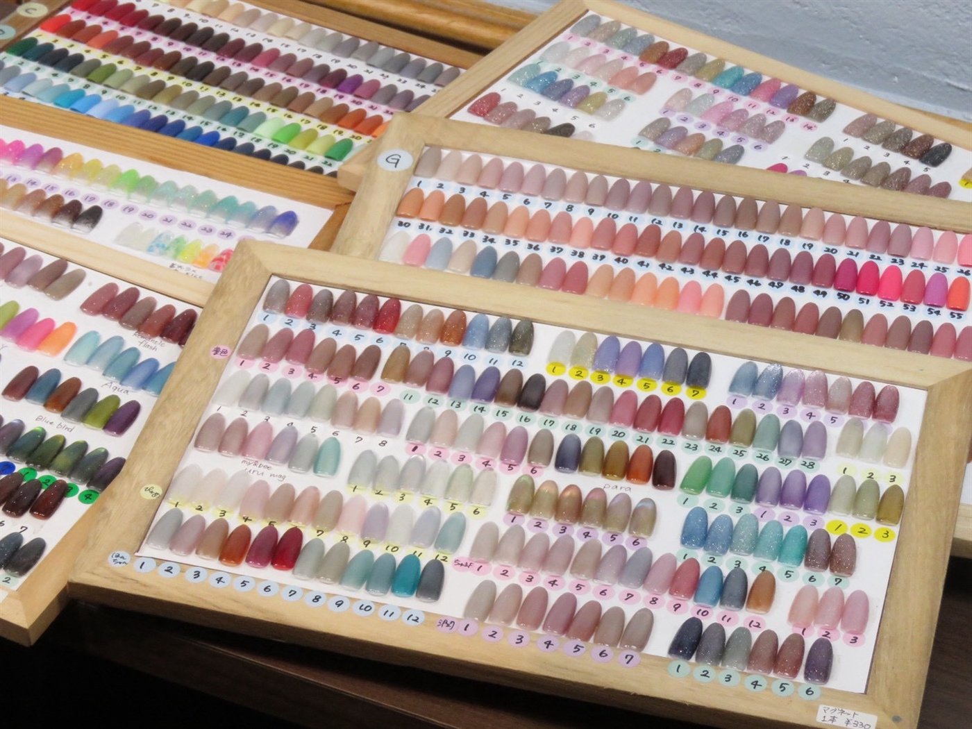 1,500色以上のカラーサンプルが並んだTaraのカラーチャート