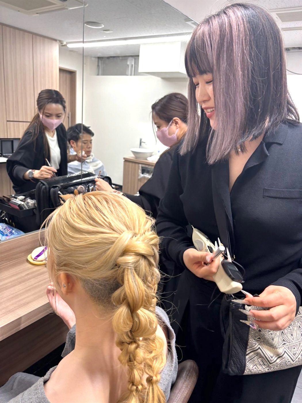 イベント会場でのフランス式耳つぼジュエリーの施術