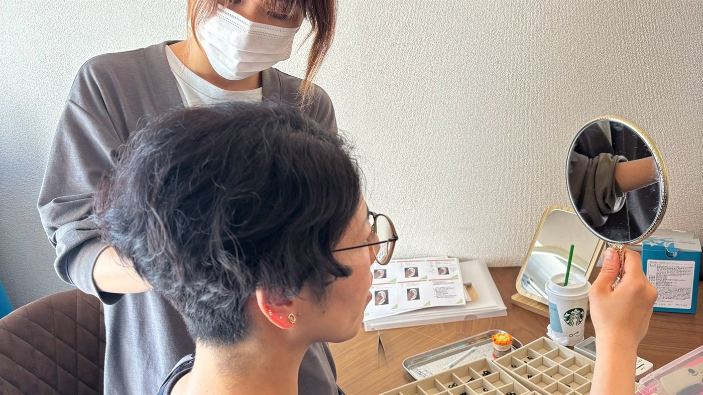 フランス式耳つぼジュエリーの施術のようす