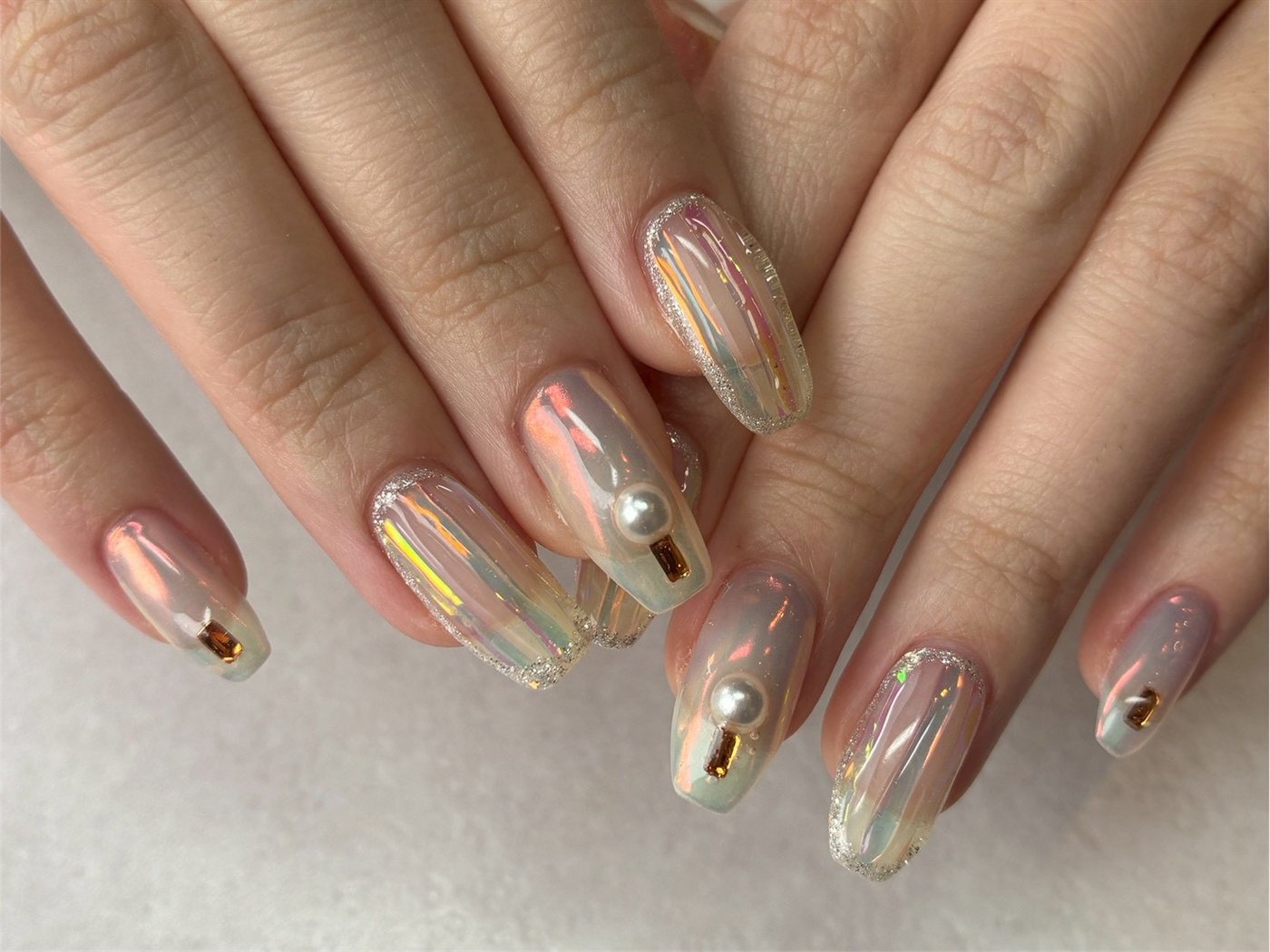 ゴールドとクリアを重ねた華やかなニュアンスネイル